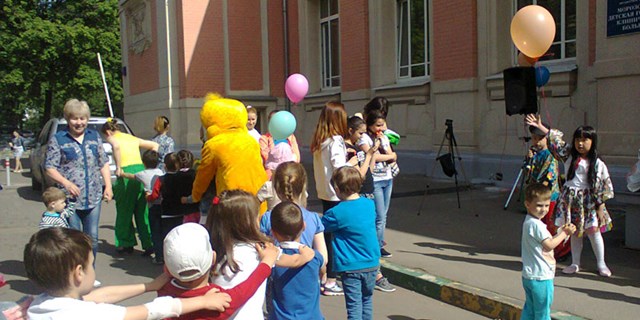 ВООЗ организовал праздник ко Дню защиты детей в Морозовской больнице 